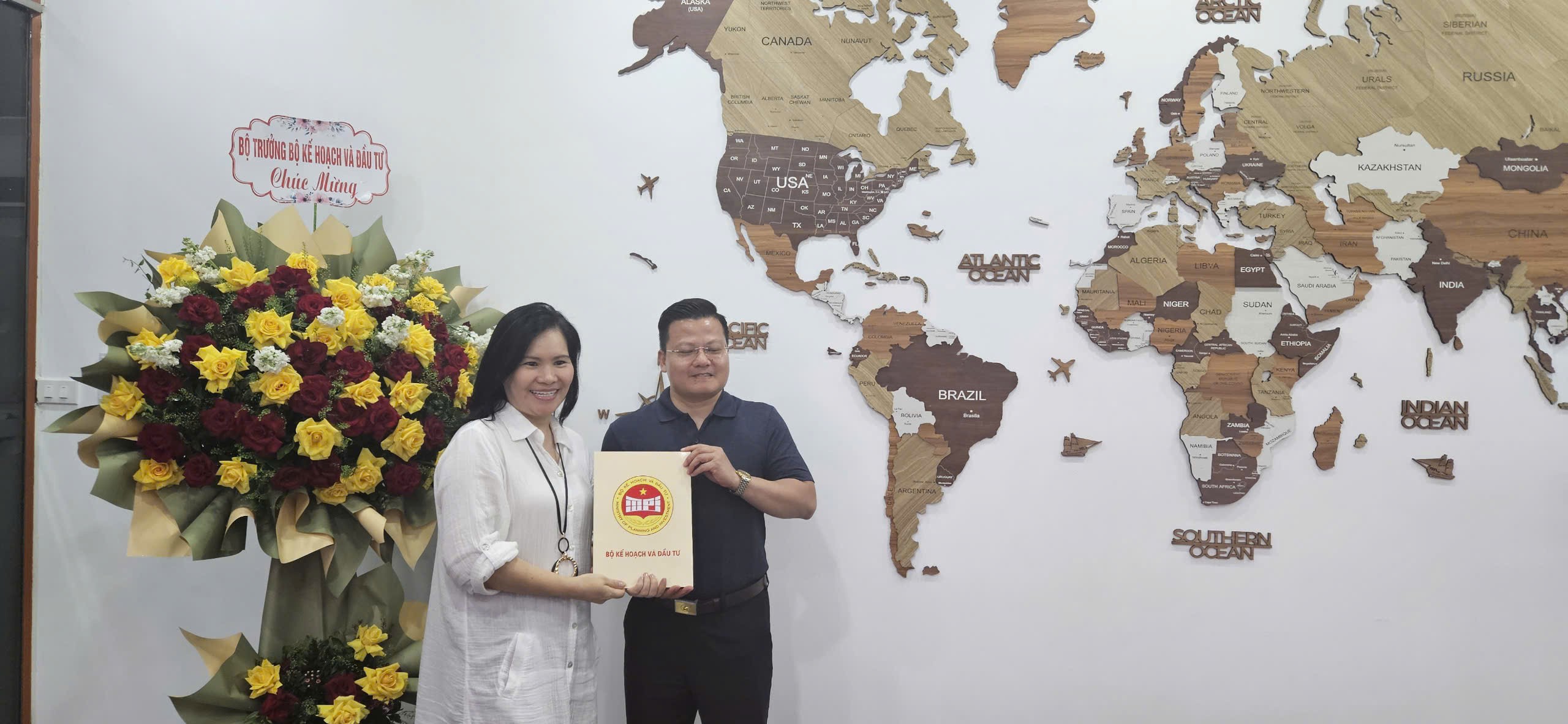 Bộ trưởng Bộ kế hoạch và Đầu tư gửi hoa chúc mừng Hiệp hội Da giày và túi xách Việt nam nhân ngày Doanh nhân Việt Nam